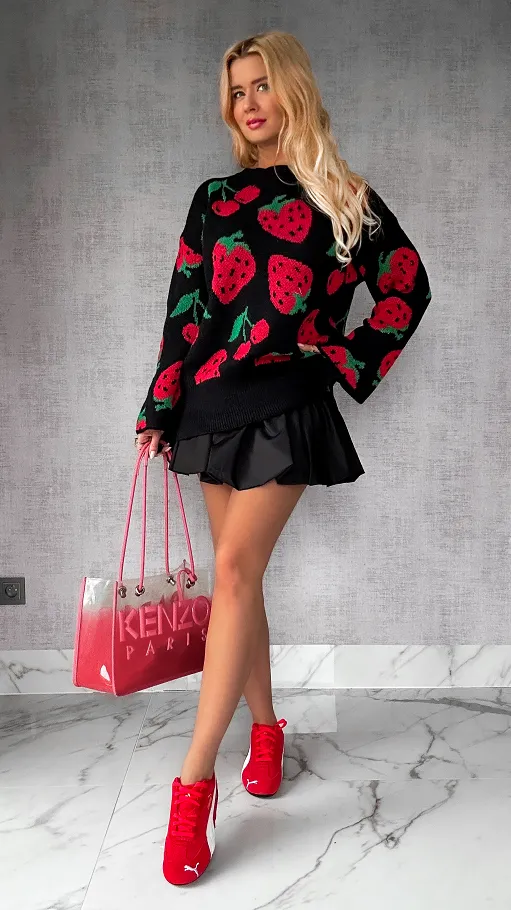 Czarny sweter OVERSIZE z szerokimi rękawami w truskawki - P155
