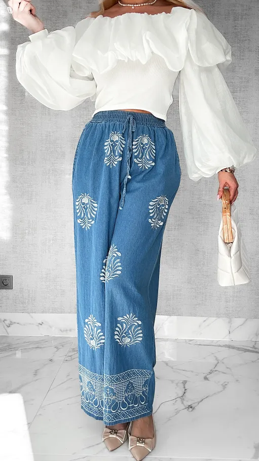 Luźne spodnie z miękkiego jeansu z haftami ONE SIZE - P438