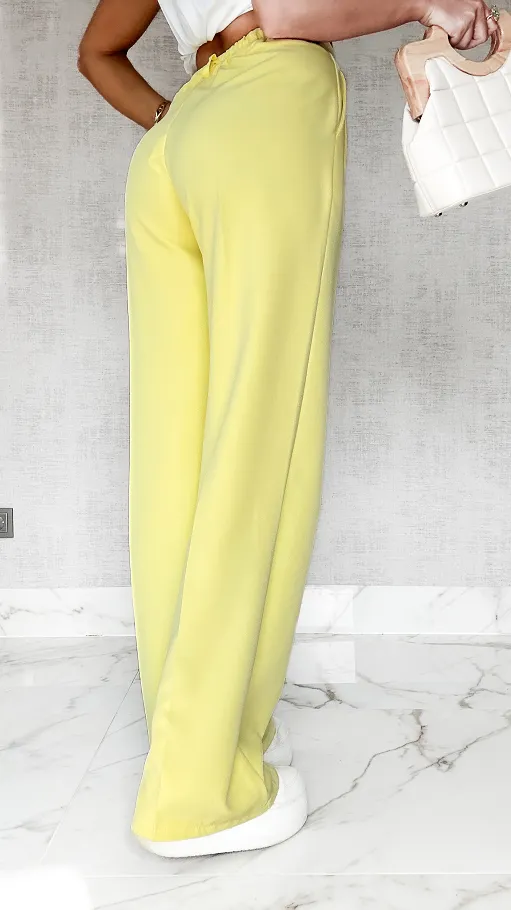 Eleganckie spodnie z zaszewkami i gumką w pasie ŻÓŁTE - P638A