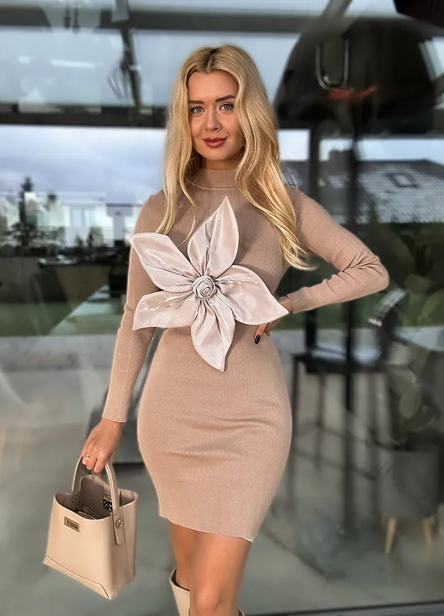 Elegancka beżowa sukienka z dużym kwiatem - M439