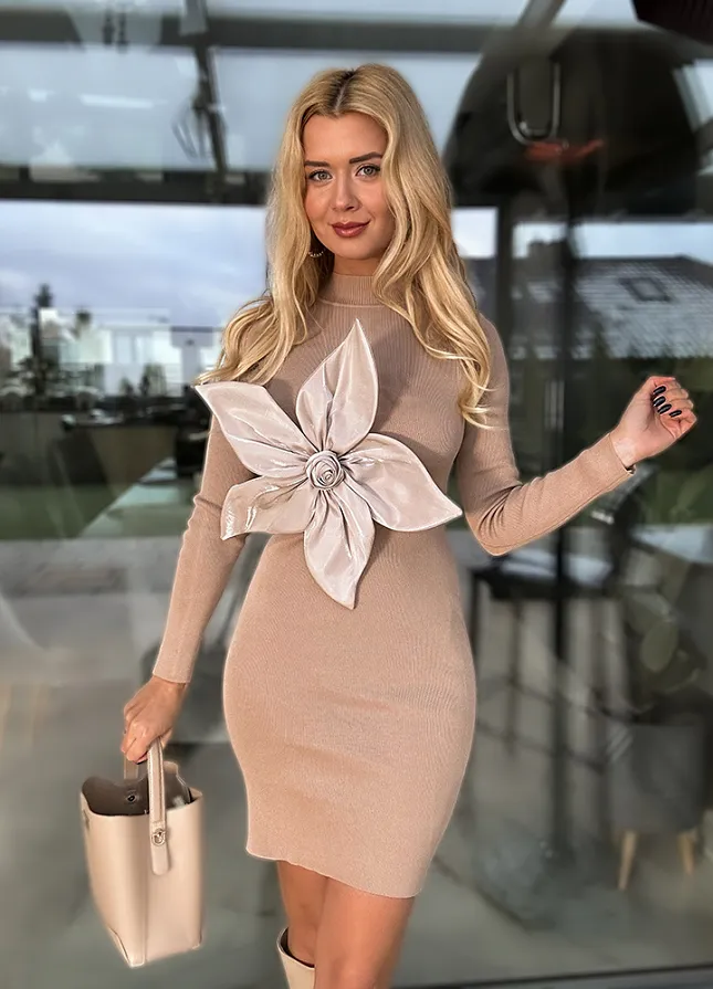 Elegancka beżowa sukienka z dużym kwiatem - M439
