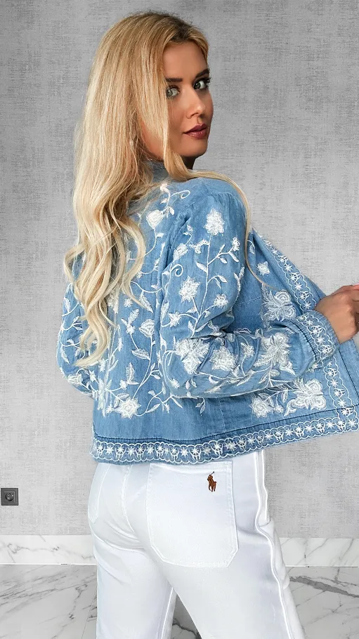Miękka jeansowa bluzka koszulowa w modne hafty ONE SIZE - P370