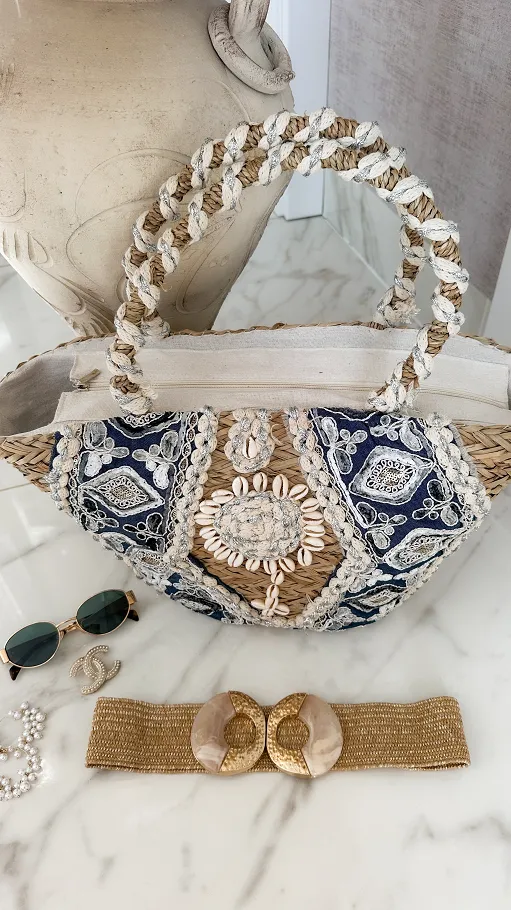 Naturalny słomiany kosz BOHO zdobiony muszlami - P669