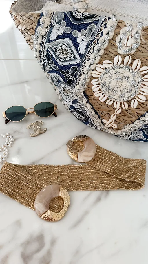 Naturalny słomiany kosz BOHO zdobiony muszlami - P669