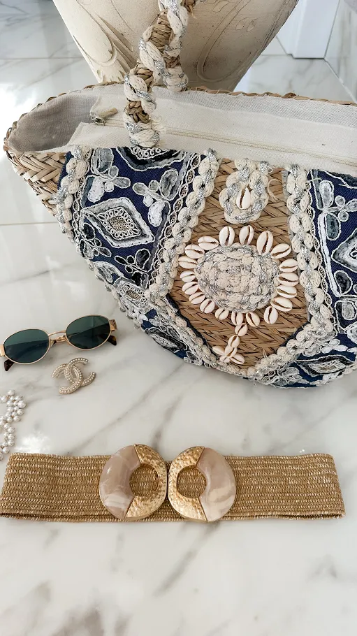 Naturalny słomiany kosz BOHO zdobiony muszlami - P669