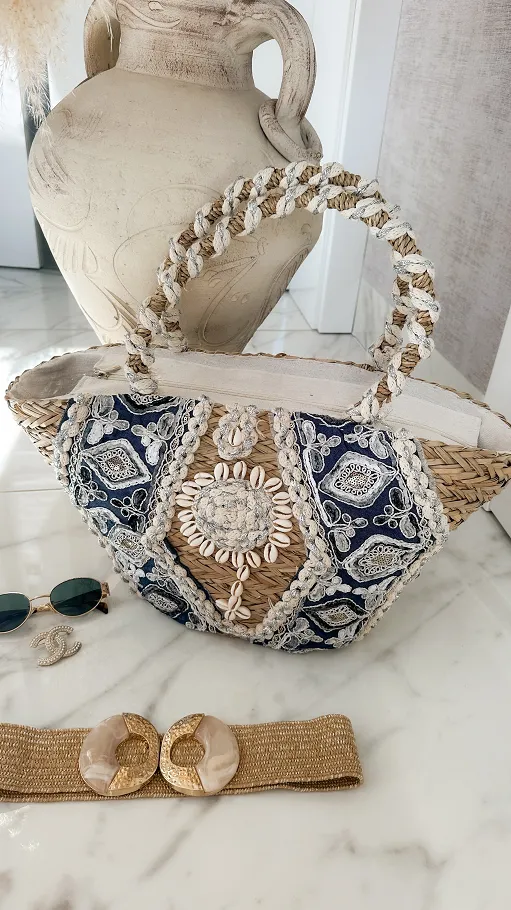Naturalny słomiany kosz BOHO zdobiony muszlami - P669