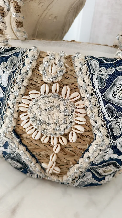 Naturalny słomiany kosz BOHO zdobiony muszlami - P669