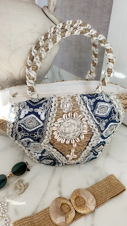 Naturalny słomiany kosz BOHO zdobiony muszlami - P669