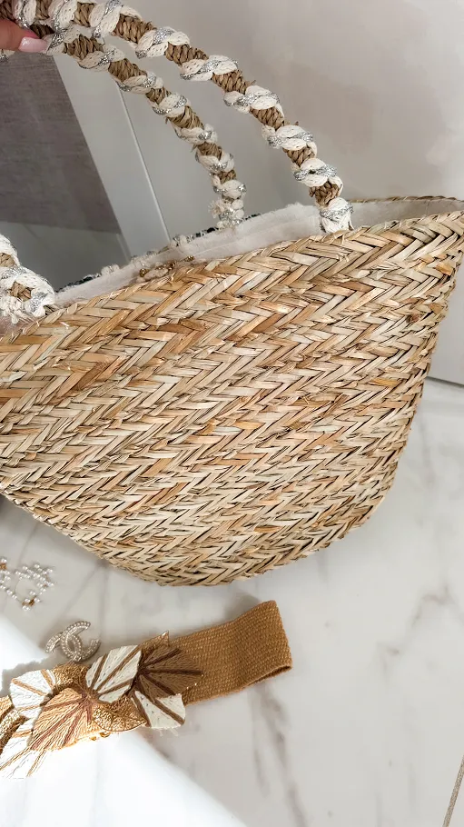 Naturalny słomiany kosz BOHO zdobiony muszlami - P669