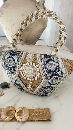 Naturalny słomiany kosz BOHO zdobiony muszlami - P669